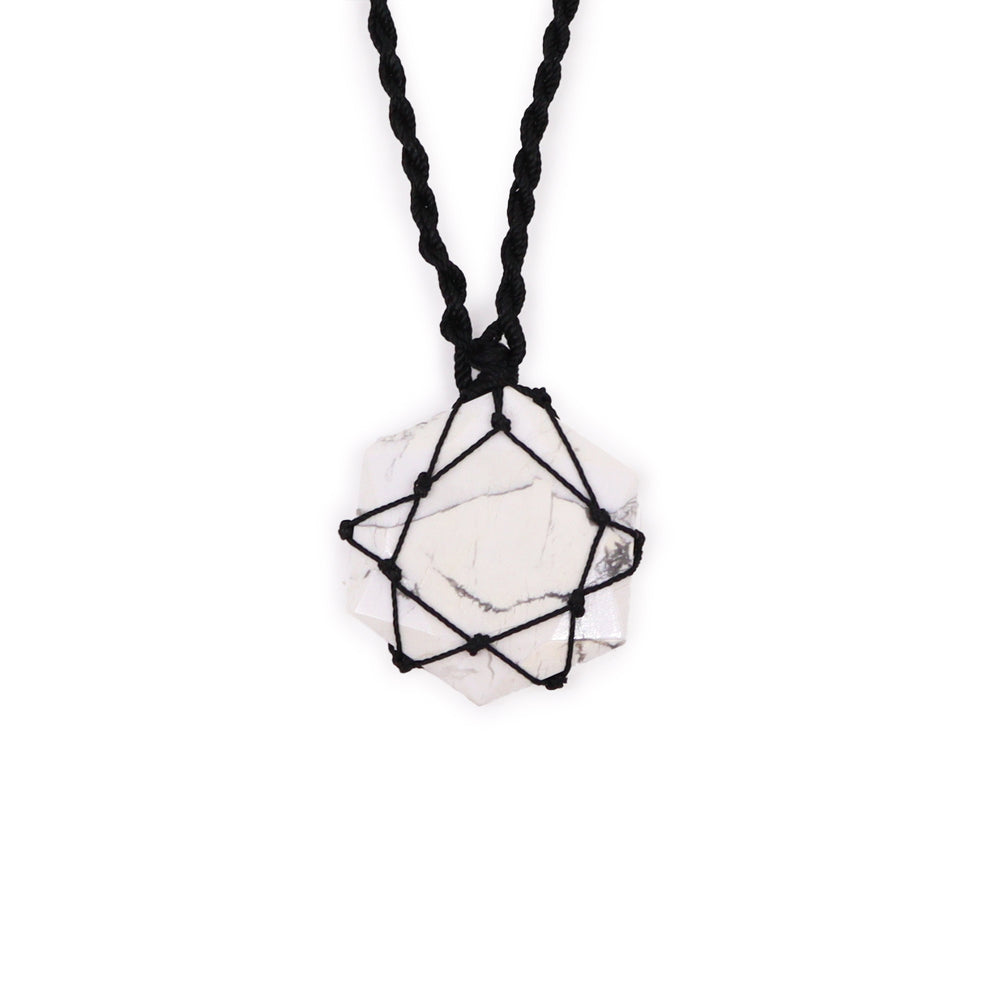 Colgante hexagonal de Howlita Blanca natural entrelazada con cordón resistente - calma y equilibrio emocional