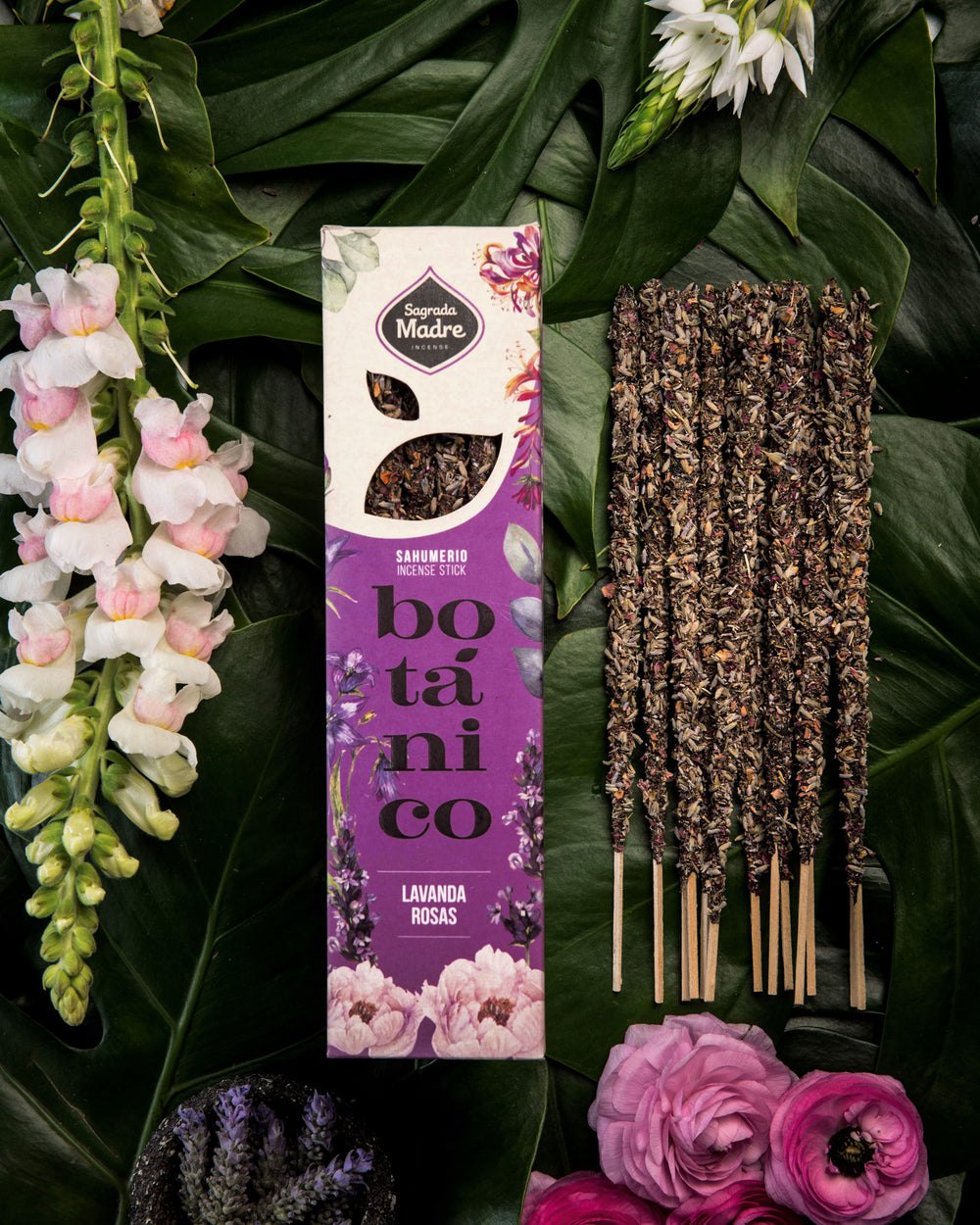 Incienso Botánico Lavanda y Rosas en sahumerio crema, aroma suave fusiona lavanda y rosas para serenidad - relaja