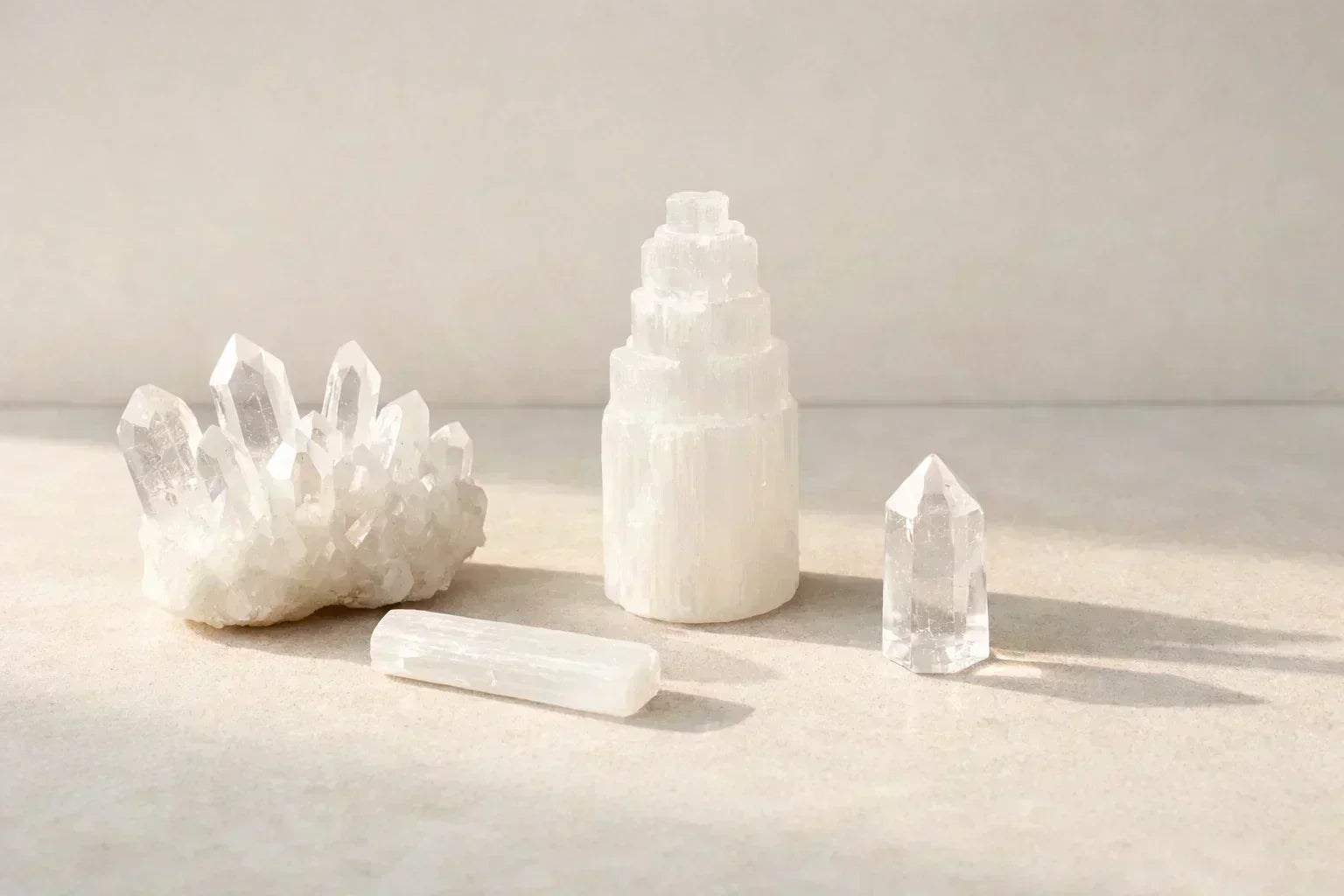 Cristales sobre superficie neutra con luz cálida para limpieza y recarga energética