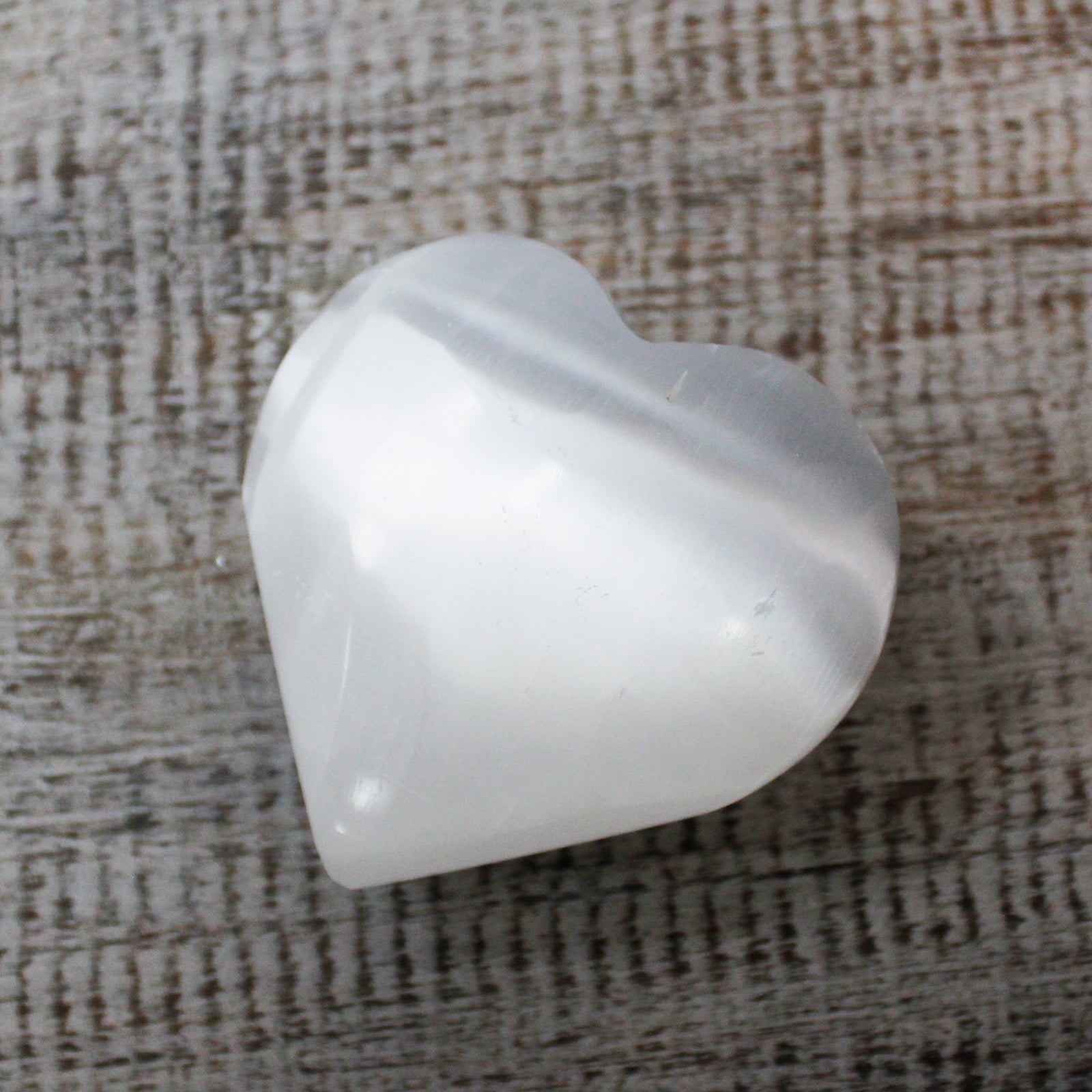 Corazón de Selenita, tallado, forma cardiaca, tamaño 5-6 cm, tono perlado translúcido - Paz y purificación