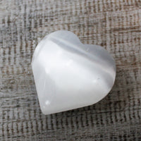 Corazón de Selenita, tallado, forma cardiaca, tamaño 5-6 cm, tono perlado translúcido - Paz y purificación