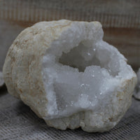 Geodas de Calcita 18 cm: geoda natural con cristales, color blanco translúcido, forma irregular - calma y equilibrio