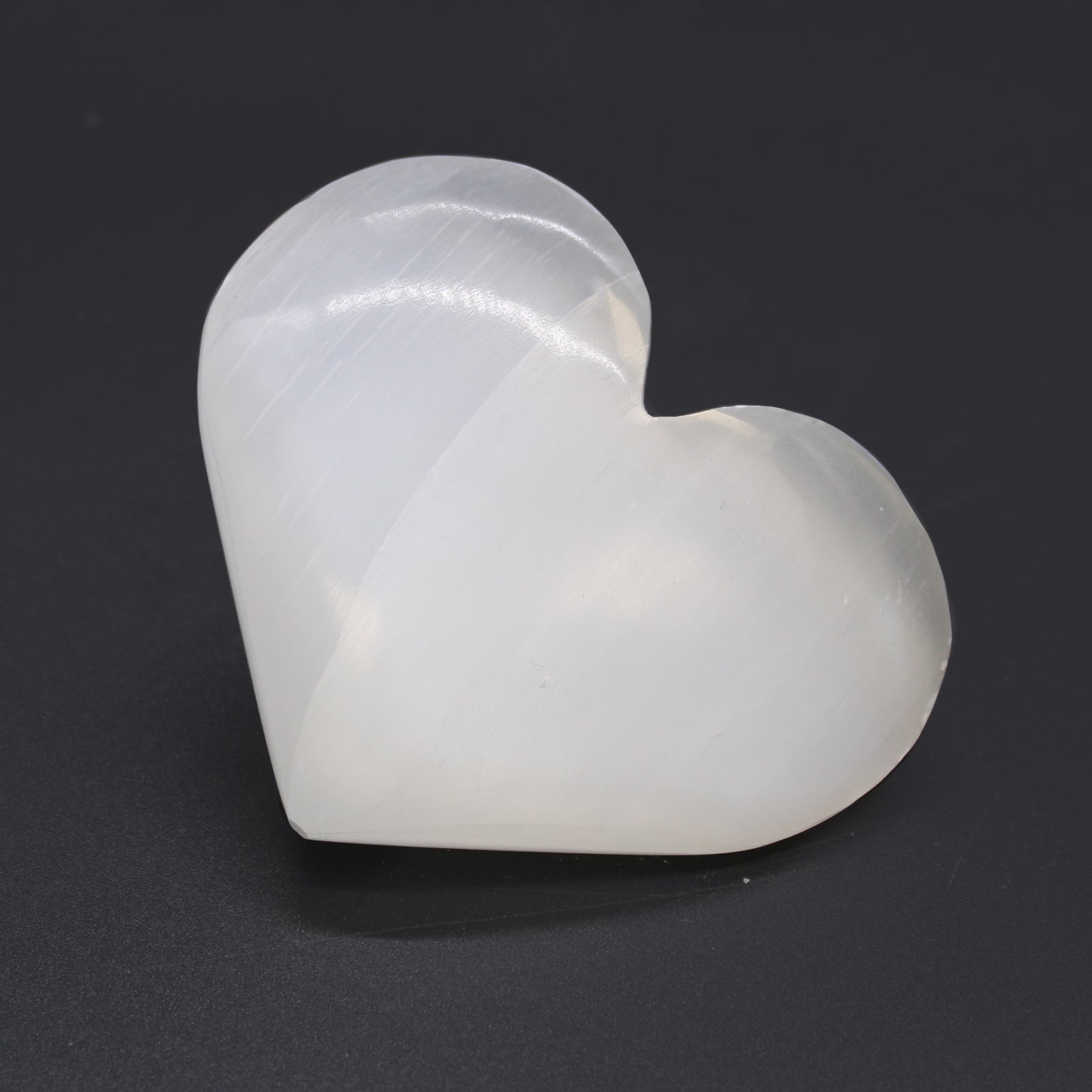 Corazón de Selenita, tallado, forma cardiaca, tamaño 5-6 cm, tono perlado translúcido - Paz y purificación