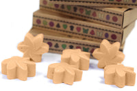 Cera de soja: Caja regalo con 6 piezas fundidas, diámetro 4 cm y 4 cm de alto, 15 g, fragancia jazmín - ambiente relajante