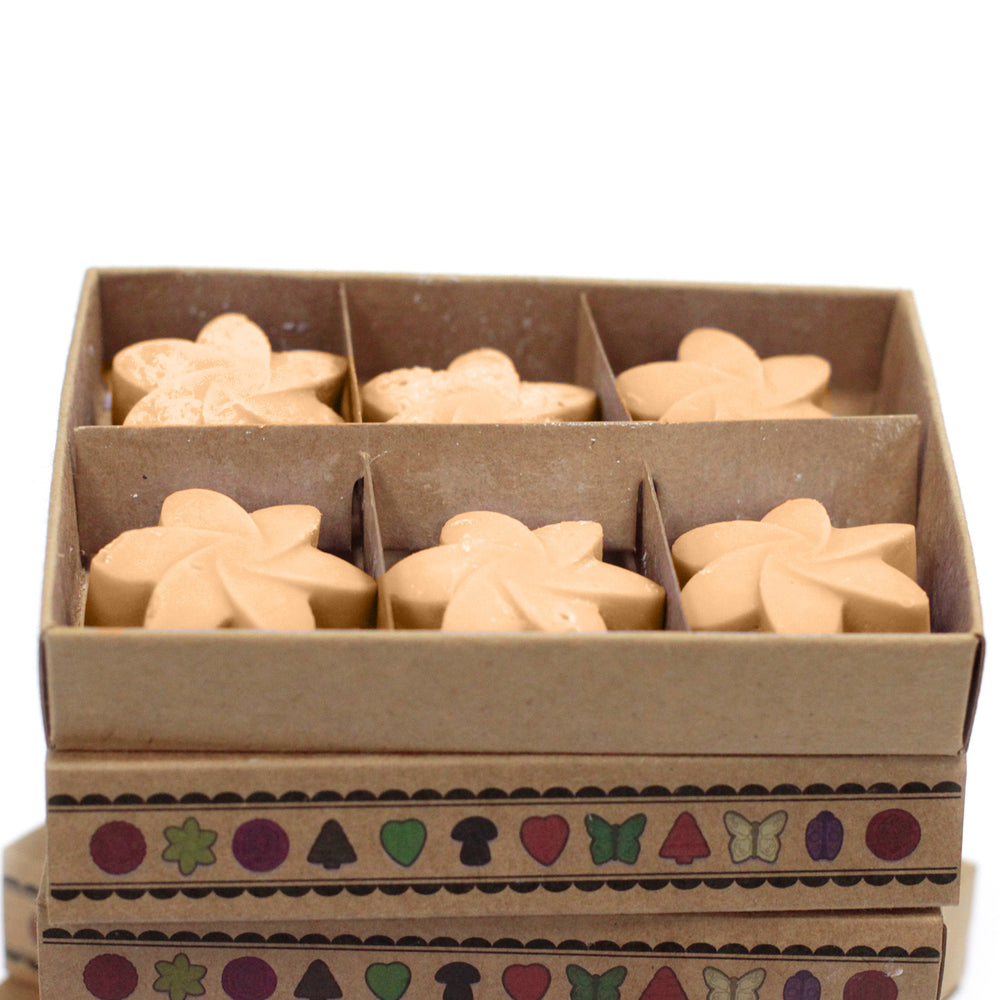 Cera de soja: Caja regalo con 6 piezas fundidas, diámetro 4 cm y 4 cm de alto, 15 g, fragancia jazmín - ambiente relajante