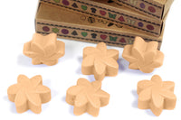 Cera de soja: Caja regalo con 6 piezas fundidas, diámetro 4 cm y 4 cm de alto, 15 g, fragancia jazmín - ambiente relajante