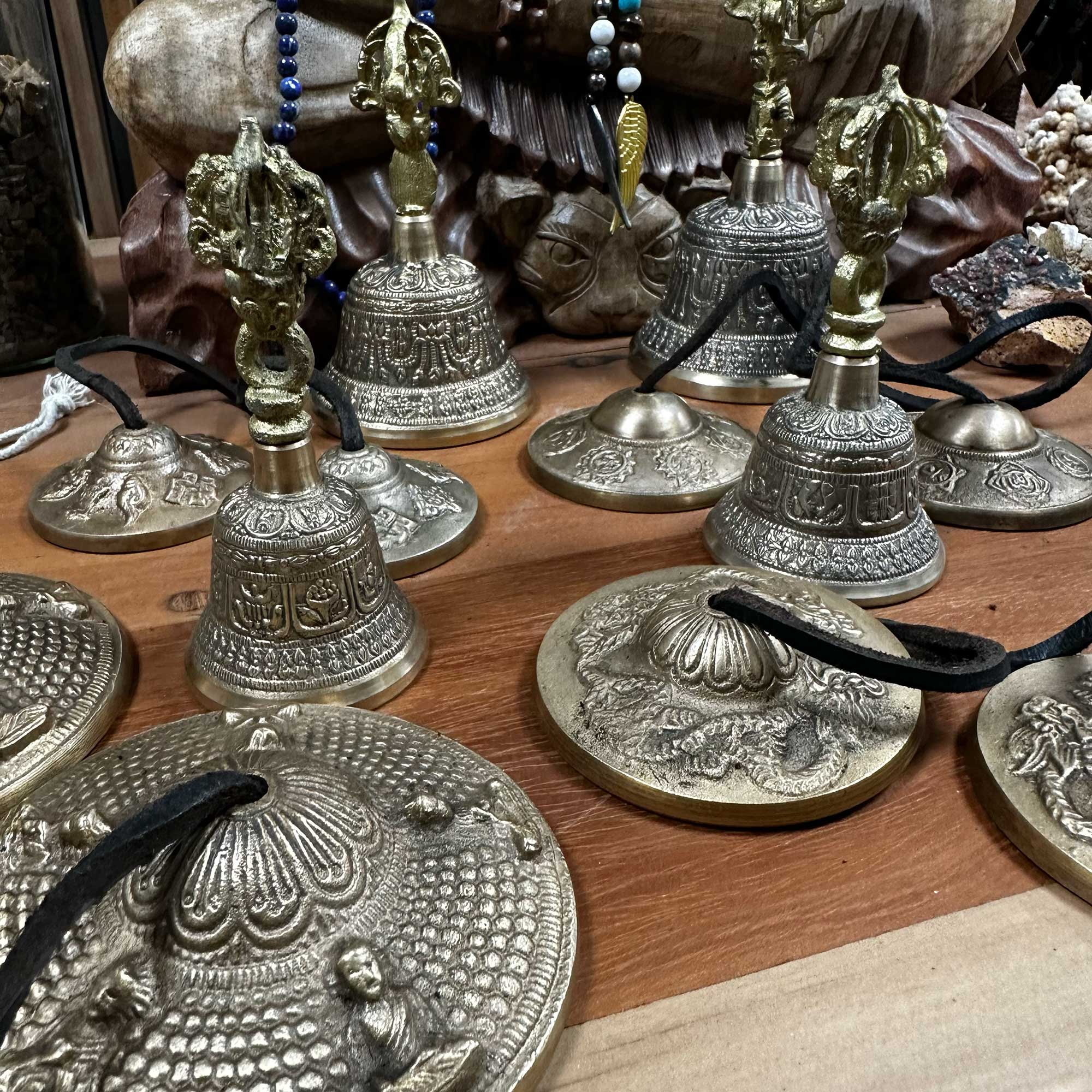 Campana de altar en latón macizo, Triquetra grabada sobre el mango, altura 10,2 cm y base 5 cm - protección y armonía