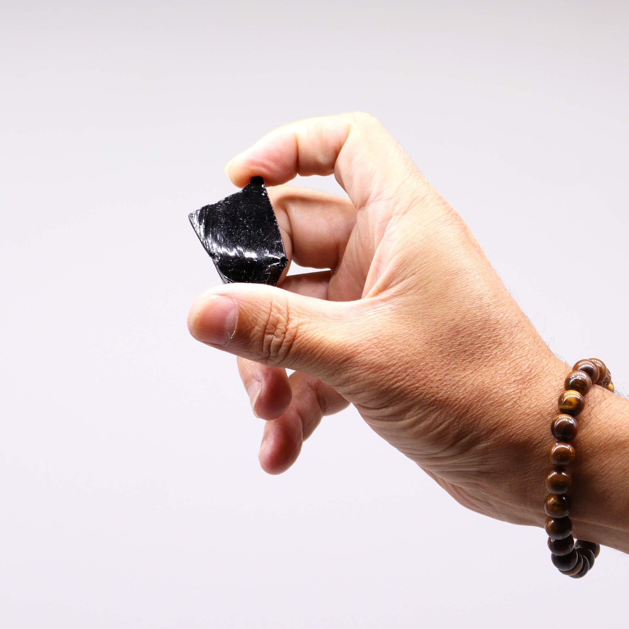 Obsidiana Negra en bruto: cristales naturales sin pulir, negro intenso y superficie vítrea; 500 g - protección interior