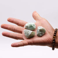Jade de cristal en bruto, cristales verdes en tonos pálidos a intensos, peso 500 g - atraen prosperidad y armonía