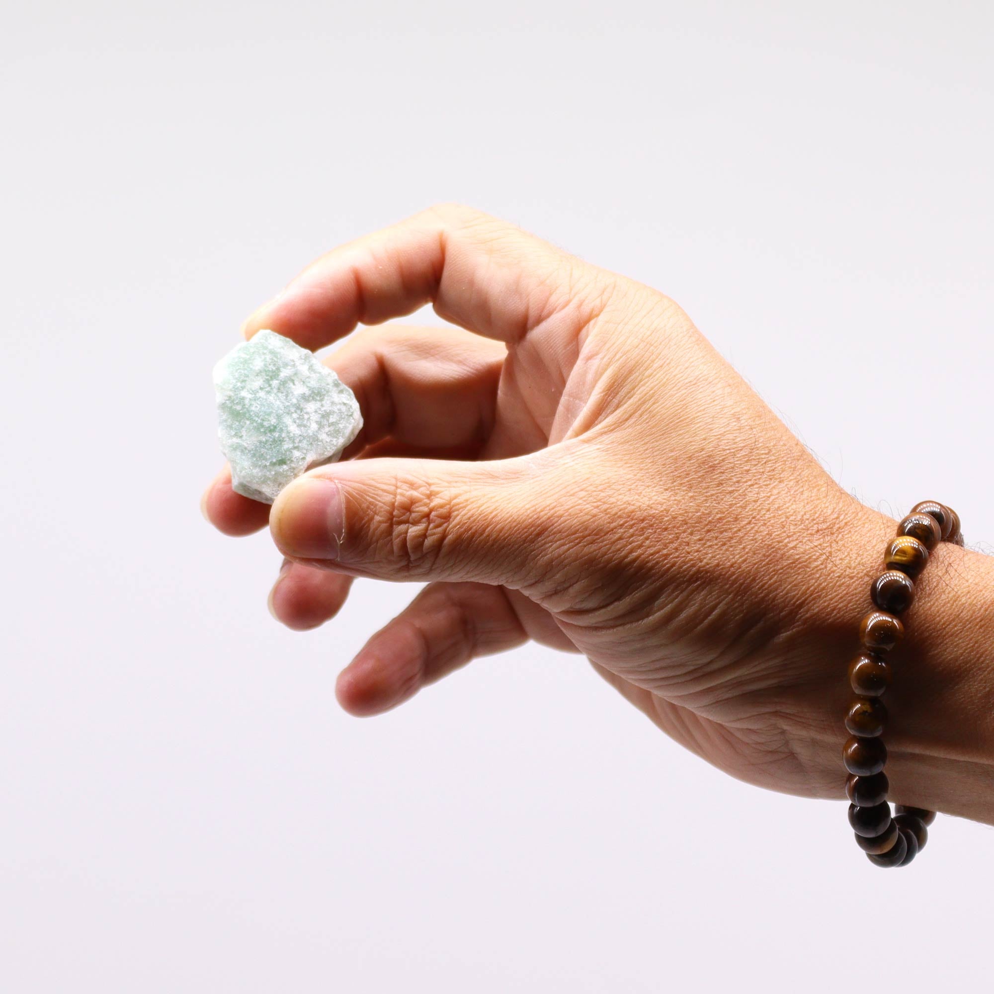 Jade de cristal en bruto, cristales verdes en tonos pálidos a intensos, peso 500 g - atraen prosperidad y armonía