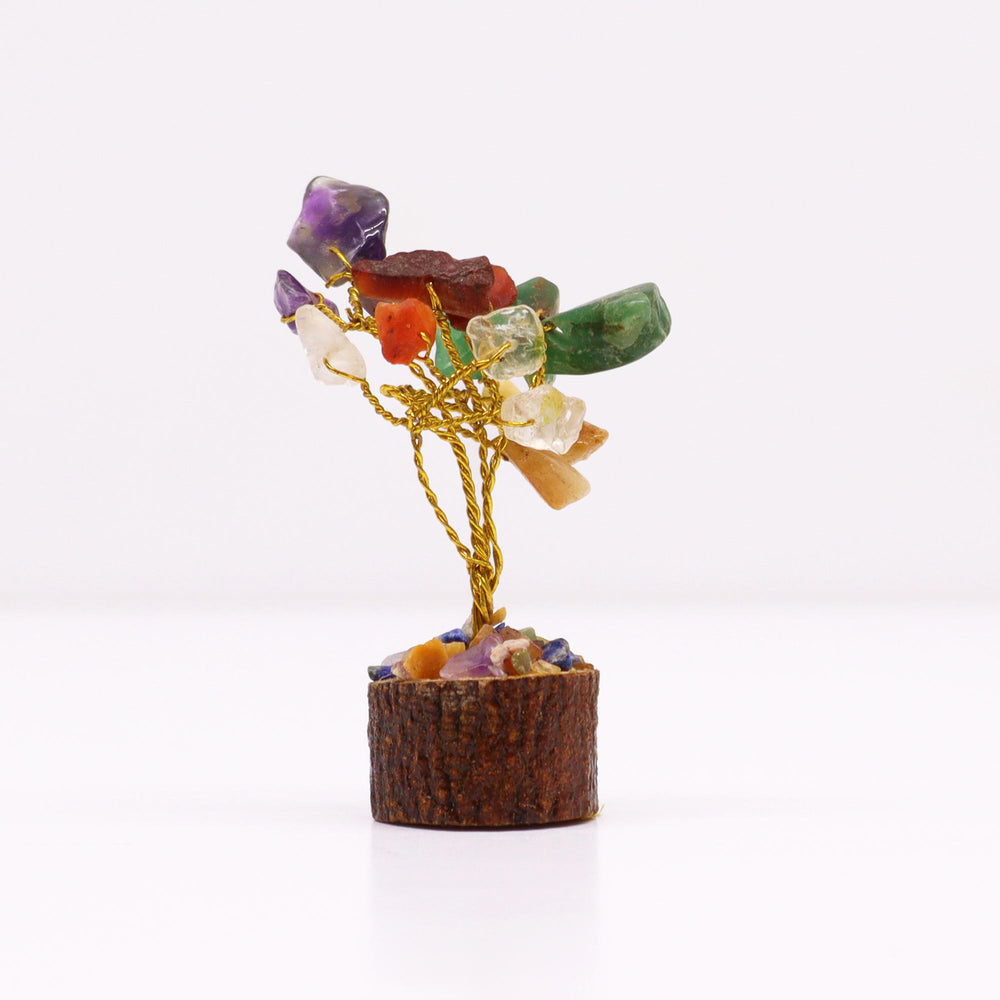 Árbol de piedras preciosas sobre base de madera y ramas de metal; 15 gemas de colores que aportan equilibrio y bienestar