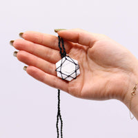 Colgante hexagonal de Howlita Blanca natural entrelazada con cordón resistente - calma y equilibrio emocional