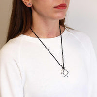 Colgante hexagonal de Howlita Blanca natural entrelazada con cordón resistente - calma y equilibrio emocional