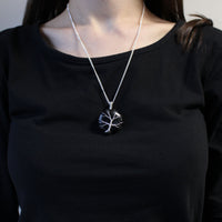 Collar - Árbol de la Vida con Ónix Negro: colgante circular de metal con hojas de ónix, cadena 50 cm - protección
