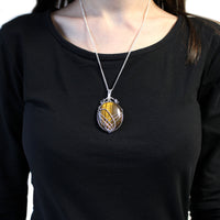 Amatista collar espiral: colgante con gema púrpura natural sobre cadena metálica de 50 cm - calma mental y claridad.