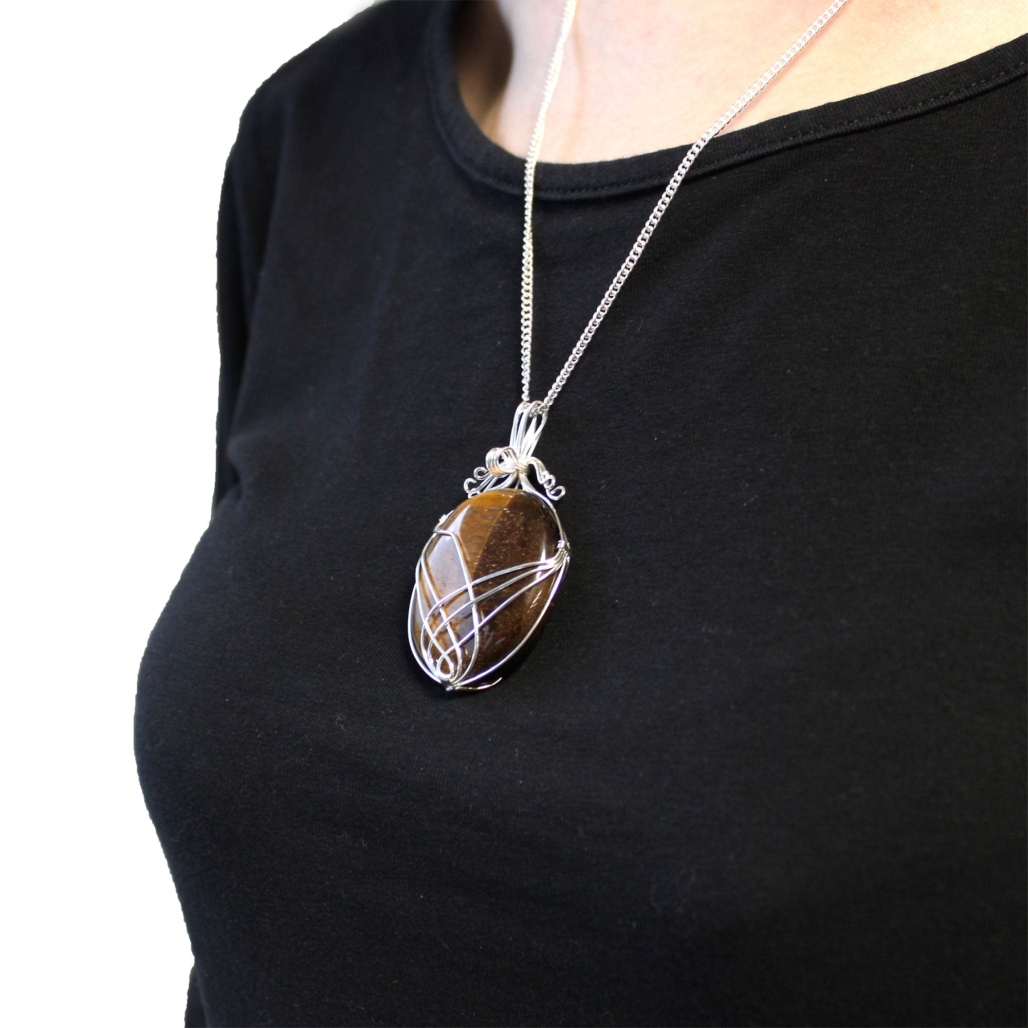 Amatista collar espiral: colgante con gema púrpura natural sobre cadena metálica de 50 cm - calma mental y claridad.