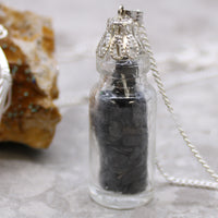 Collar de ónix negro embotellado: gemas en botella de vidrio transparente con tapón, cadena de 50 cm - protección y fortaleza