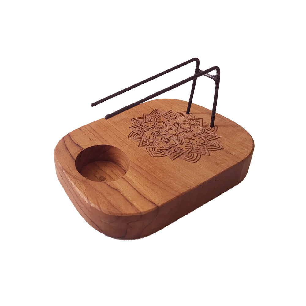 Calentador Palo Santo de teca con mandala; base tallada, cavidad central, tono madera, 10 cm x 3 cm - armonía