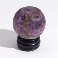 Planeta amatista: esfera morada 40 mm en soporte solar, representa Júpiter que impulsa intuición y claridad - protección