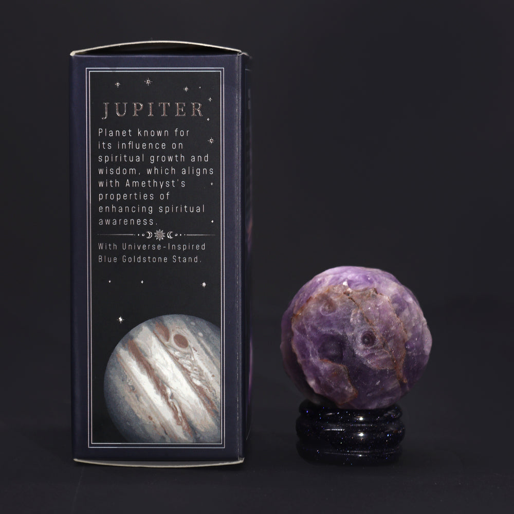Planeta amatista: esfera morada 40 mm en soporte solar, representa Júpiter que impulsa intuición y claridad - protección