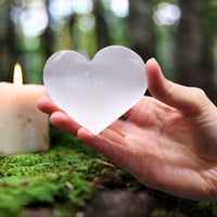 Corazón de Selenita, tallado, forma cardiaca, tamaño 5-6 cm, tono perlado translúcido - Paz y purificación