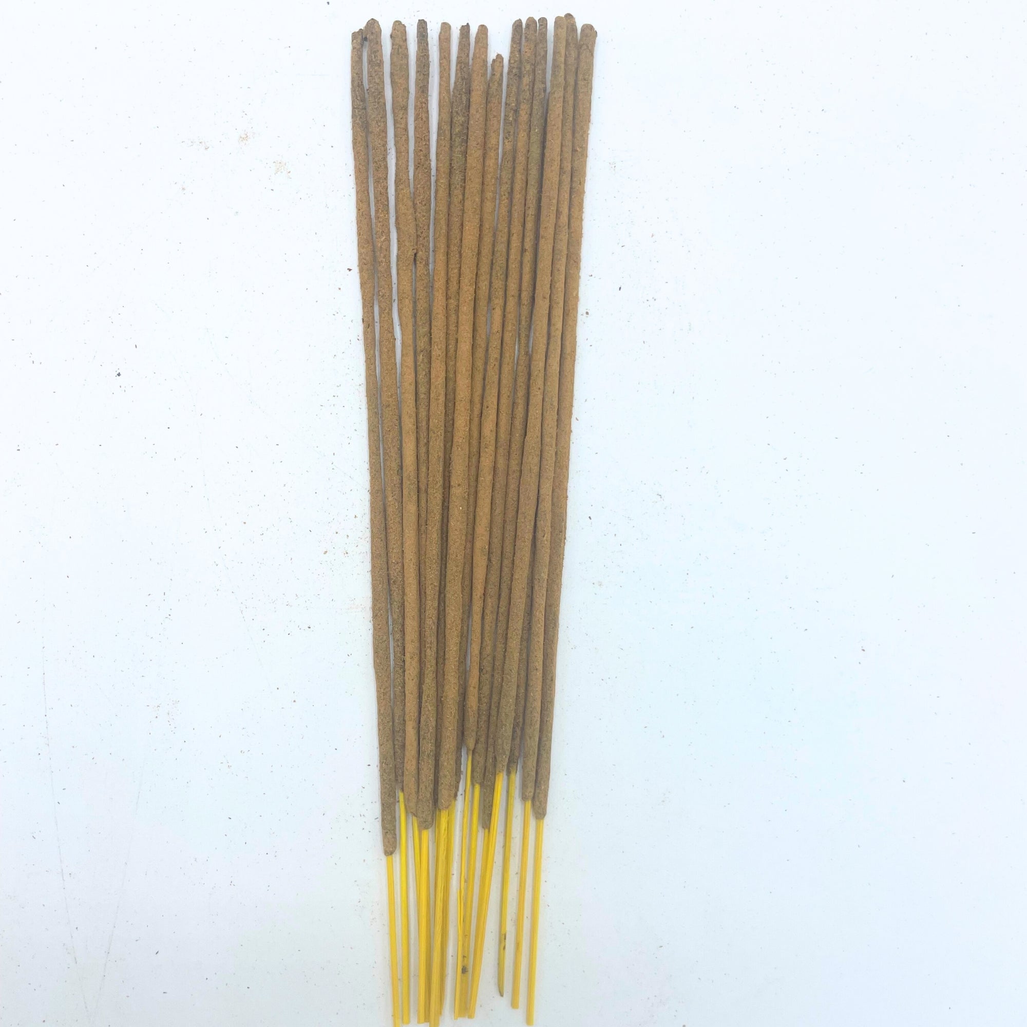 Incienso en varillas Palo Santo Dorado y Vainilla, 15 g, caja con 12 varillas; aroma amaderado y dulce, relajación y armonía.