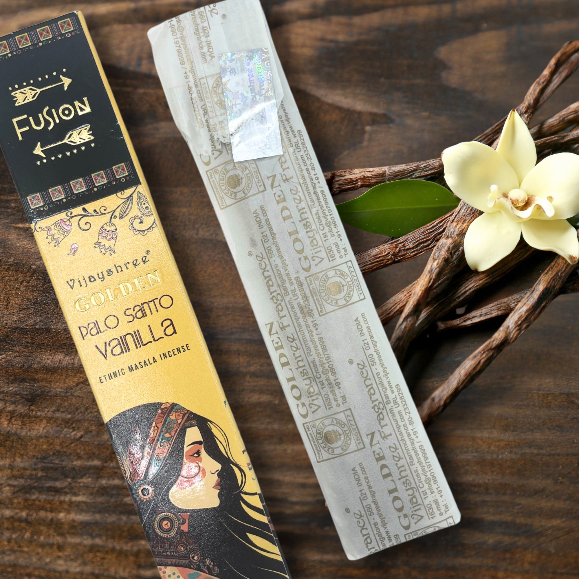 Incienso en varillas Palo Santo Dorado y Vainilla, 15 g, caja con 12 varillas; aroma amaderado y dulce, relajación y armonía.