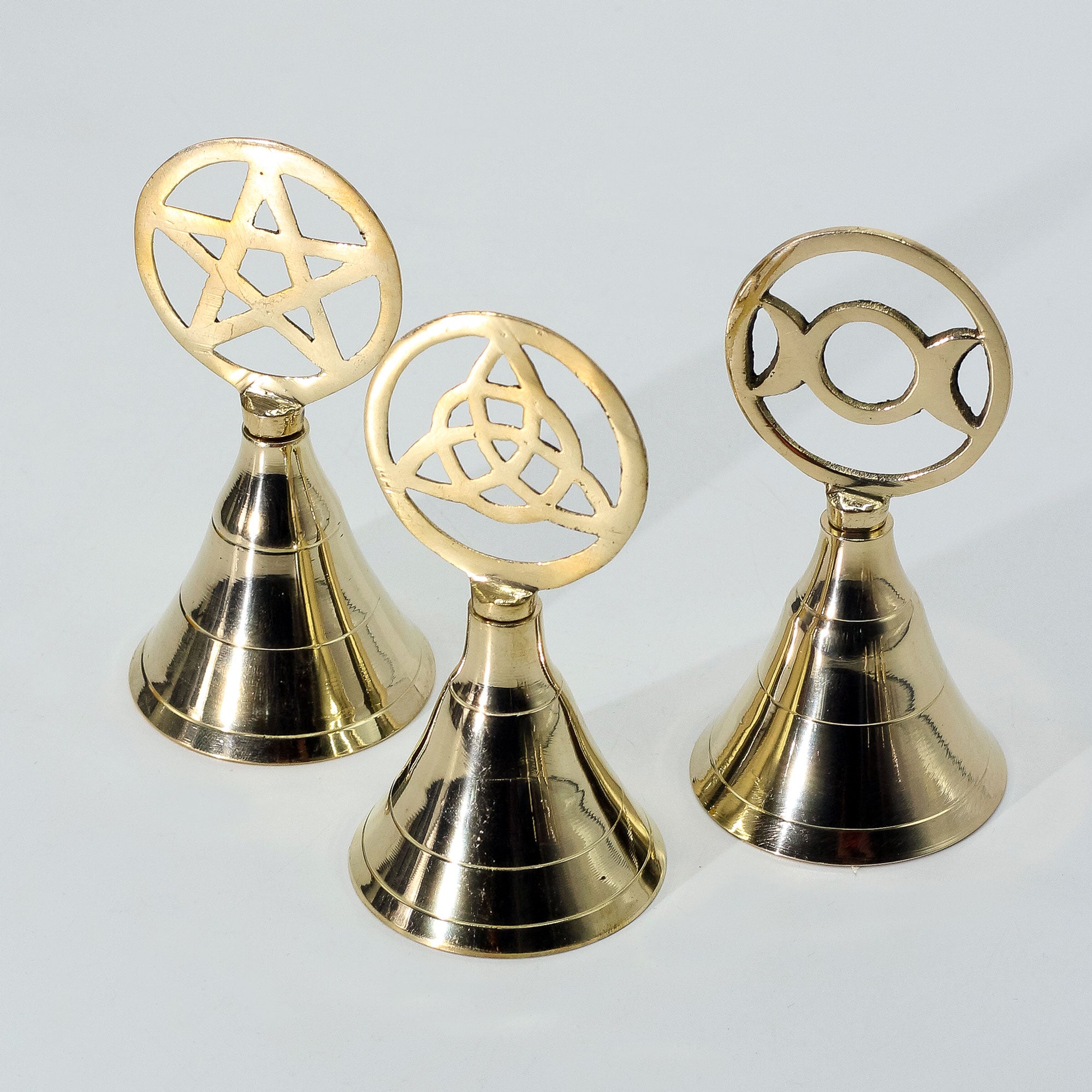 Campana de altar latón macizo dorado con pentagrama; altura 10,2 cm, símbolo 4,5 cm; sonido nítido - protege y armoniza