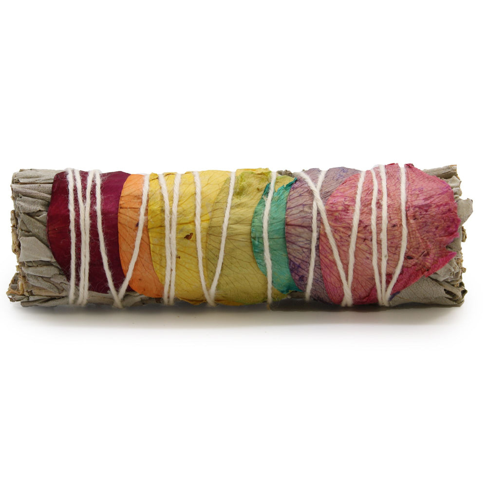 Atado de salvia blanca y pétalos de rosa de 7 colores; 10–12 cm de largo, 3–4 cm de diámetro; artesanal -limpia energía y alinea chakras.