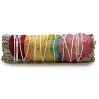 Atado de salvia blanca y pétalos de rosa de 7 colores; 10–12 cm de largo, 3–4 cm de diámetro; artesanal -limpia energía y alinea chakras.