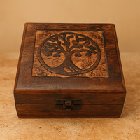 Caja cuadrada de madera oscura con Árbol de la Vida en relieve, 13x13x6 cm, cierre metálico - energiza tu altar.