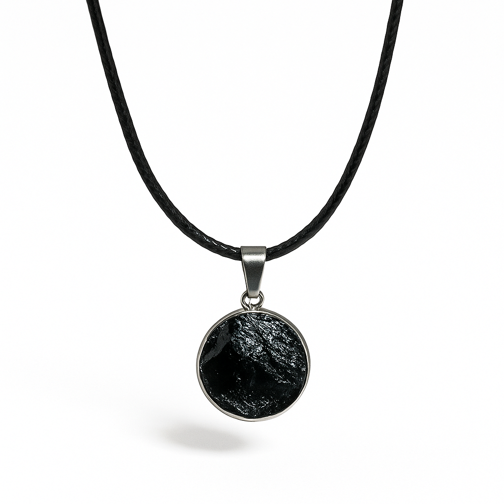 Colgante circular de turmalina negra con cordón negro sobre fondo blanco. Fotografía de joya protectora de Yo Soy Munduko.
