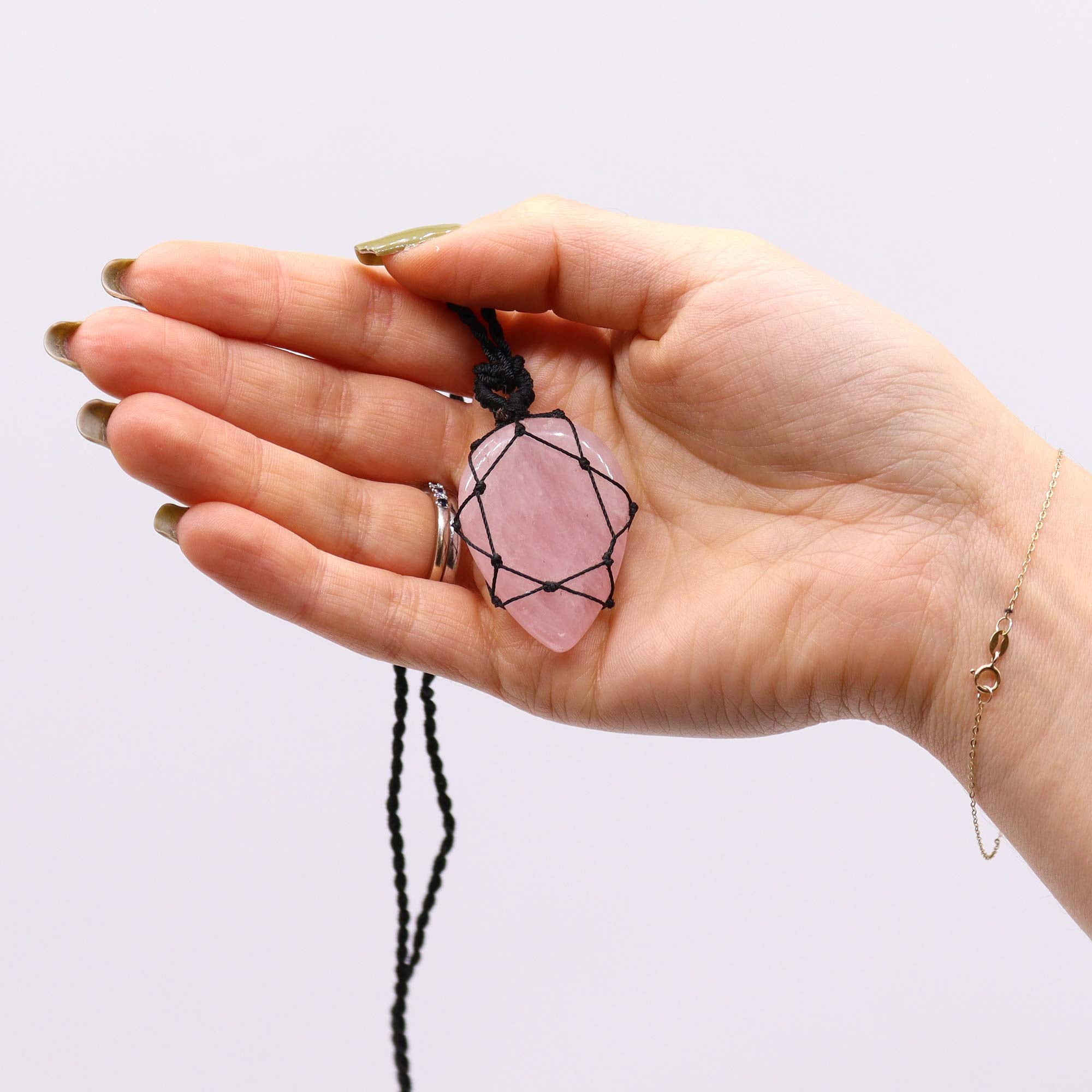 Colgante Lágrima de Cuarzo Rosa, cuarzo rosa pulido en lágrima con cordón negro ajustable; diseño artesanal - calma y amor