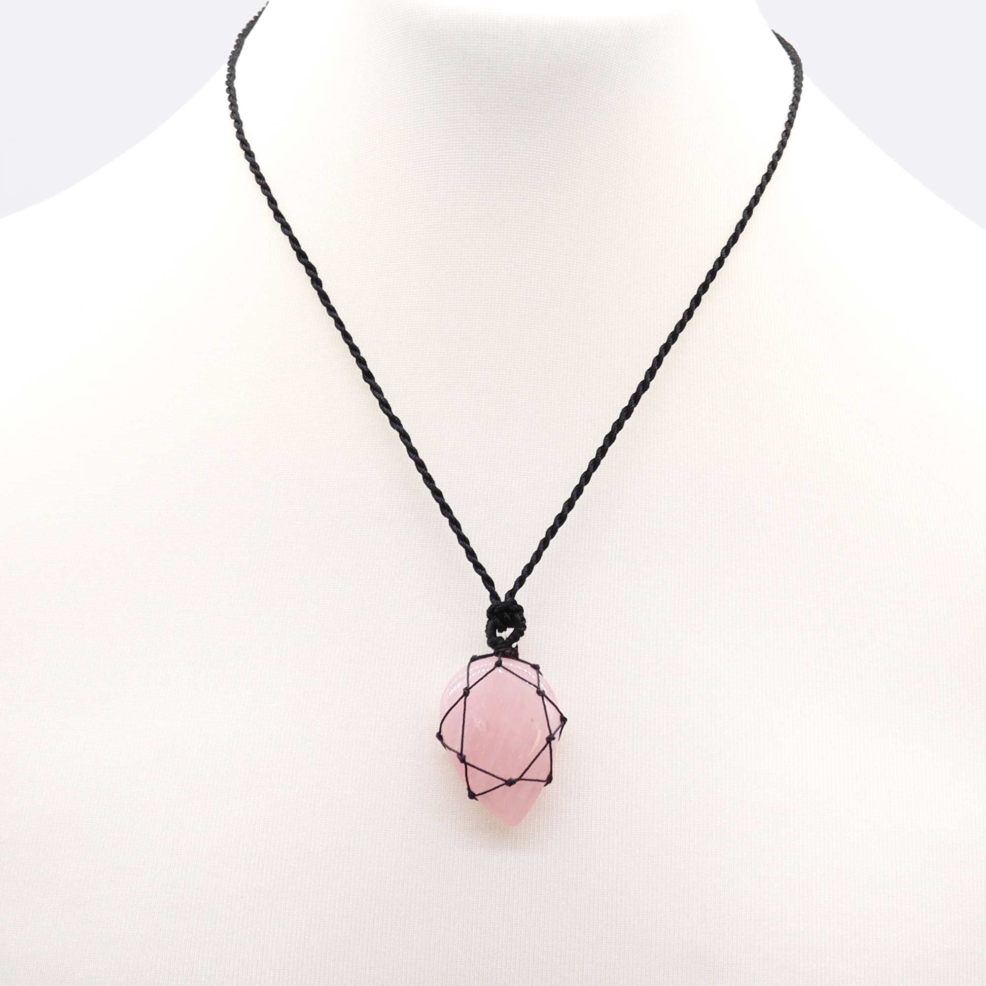 Colgante Lágrima de Cuarzo Rosa, cuarzo rosa pulido en lágrima con cordón negro ajustable; diseño artesanal - calma y amor