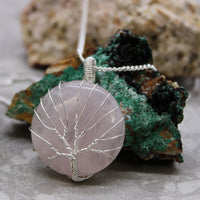Colgante Árbol de la Vida con cuarzo rosa, cristal en forma arbórea y alambre plateado, cadena ajustable 4 cm – equilibrio