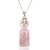 Collar con botella de cuarzo rosa: cristal con fragmentos rosados y cadena plateada ajustable - favorece armonía emocional