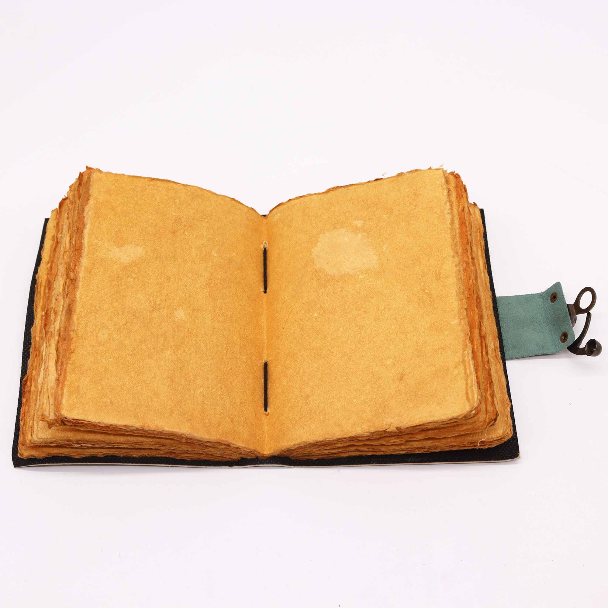 Cuaderno de cuero: cubierta grabada con chakras y símbolos budistas, cierre de bronce, tamaño 12,5 x 17,5 cm - introspección