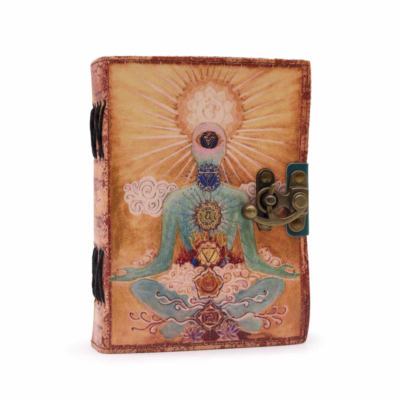 Cuaderno de cuero: cubierta grabada con chakras y símbolos budistas, cierre de bronce, tamaño 12,5 x 17,5 cm - introspección