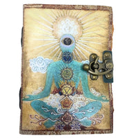 Cuaderno de cuero: cubierta grabada con chakras y símbolos budistas, cierre de bronce, tamaño 12,5 x 17,5 cm - introspección