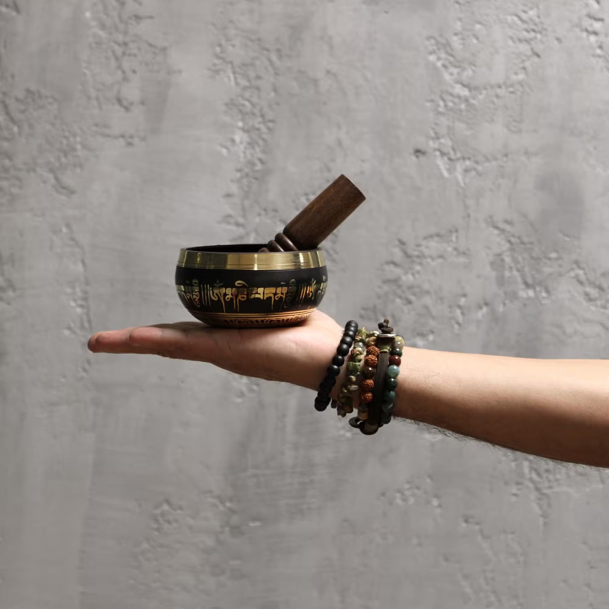 Cuenco tibetano de flor de loto, en aleación de metales de color, 9x5 cm, con mazo; ideal para meditación - bienestar.