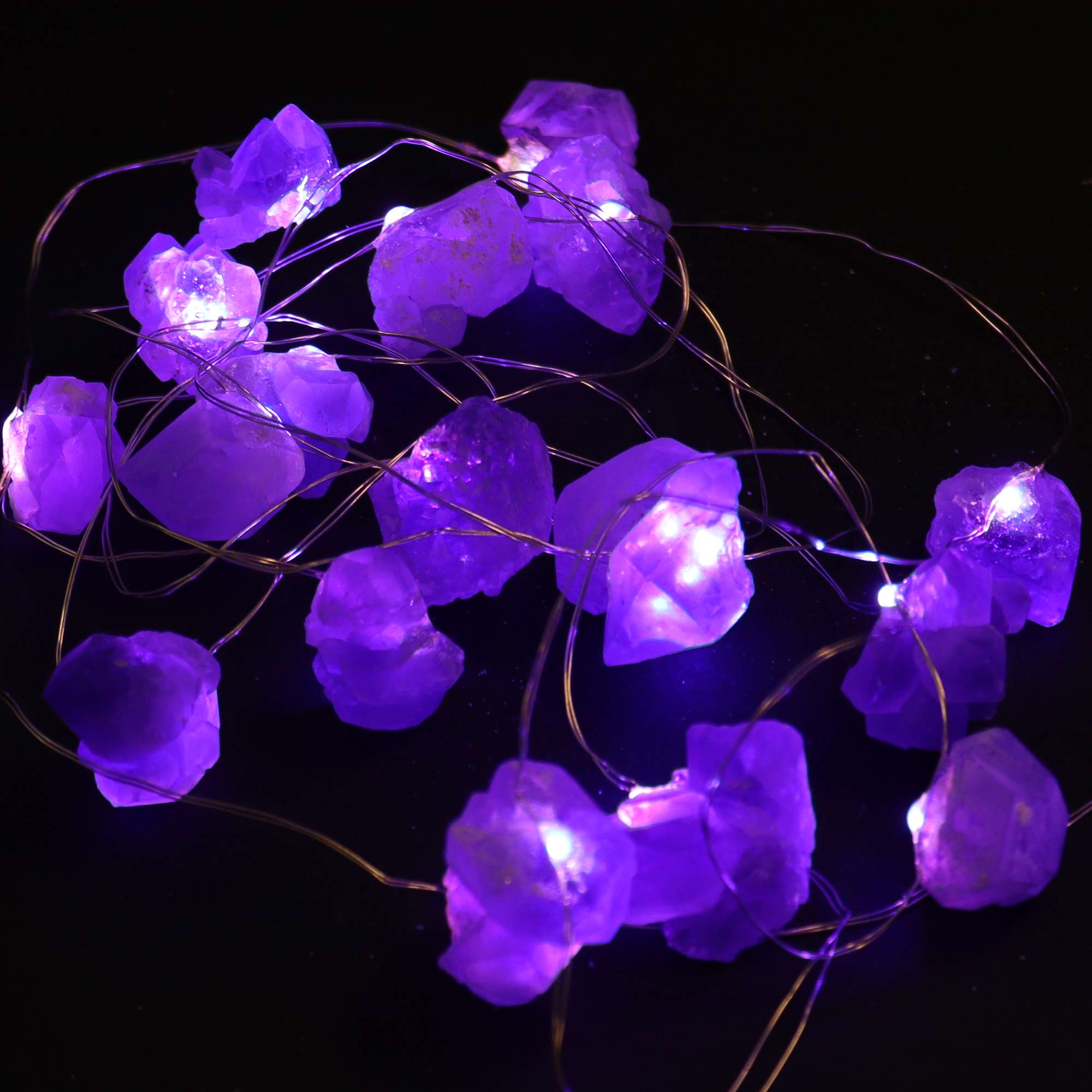 Guirnalda de Luces LED con amatista natural, piedras violetas sobre un cable sobrio; iluminación suave - calma e armonía