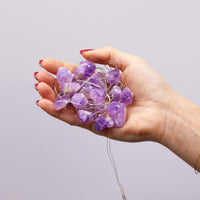 Guirnalda de Luces LED con amatista natural, piedras violetas sobre un cable sobrio; iluminación suave - calma e armonía