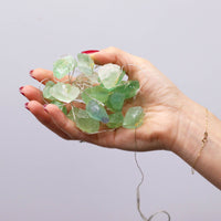 Jade de cristal natural: guirnalda de luces LED con piedras verdes, cable flexible y diseño decorativo cálido - armonía