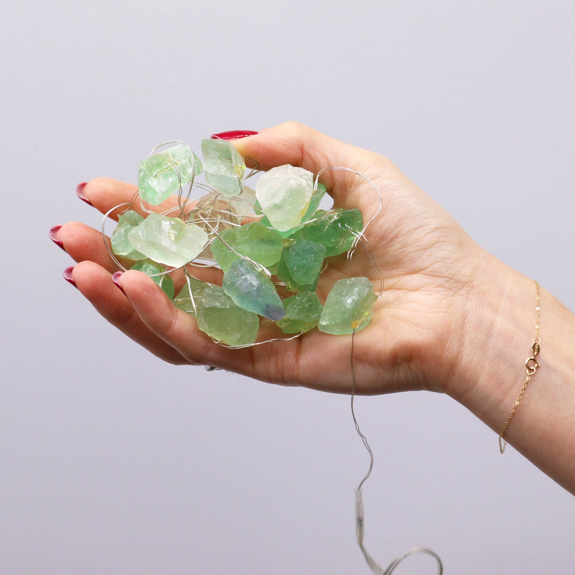 Jade de cristal natural: guirnalda de luces LED con piedras verdes, cable flexible y diseño decorativo cálido - armonía