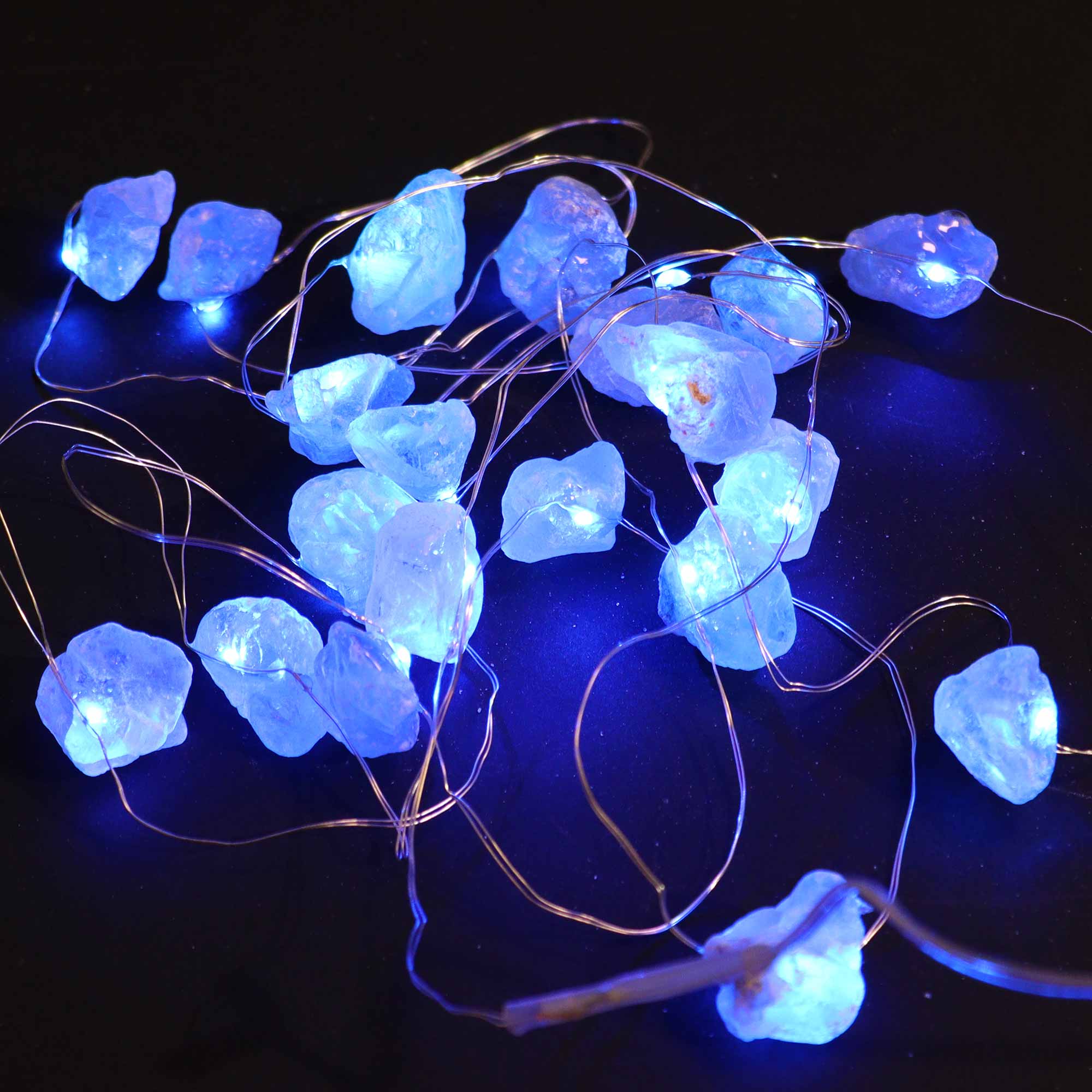 Celestita guirnalda de luces LED con piedras azules naturales, cable flexible y acabado elegante - aporta calma y armonía