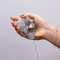 Celestita guirnalda de luces LED con piedras azules naturales, cable flexible y acabado elegante - aporta calma y armonía