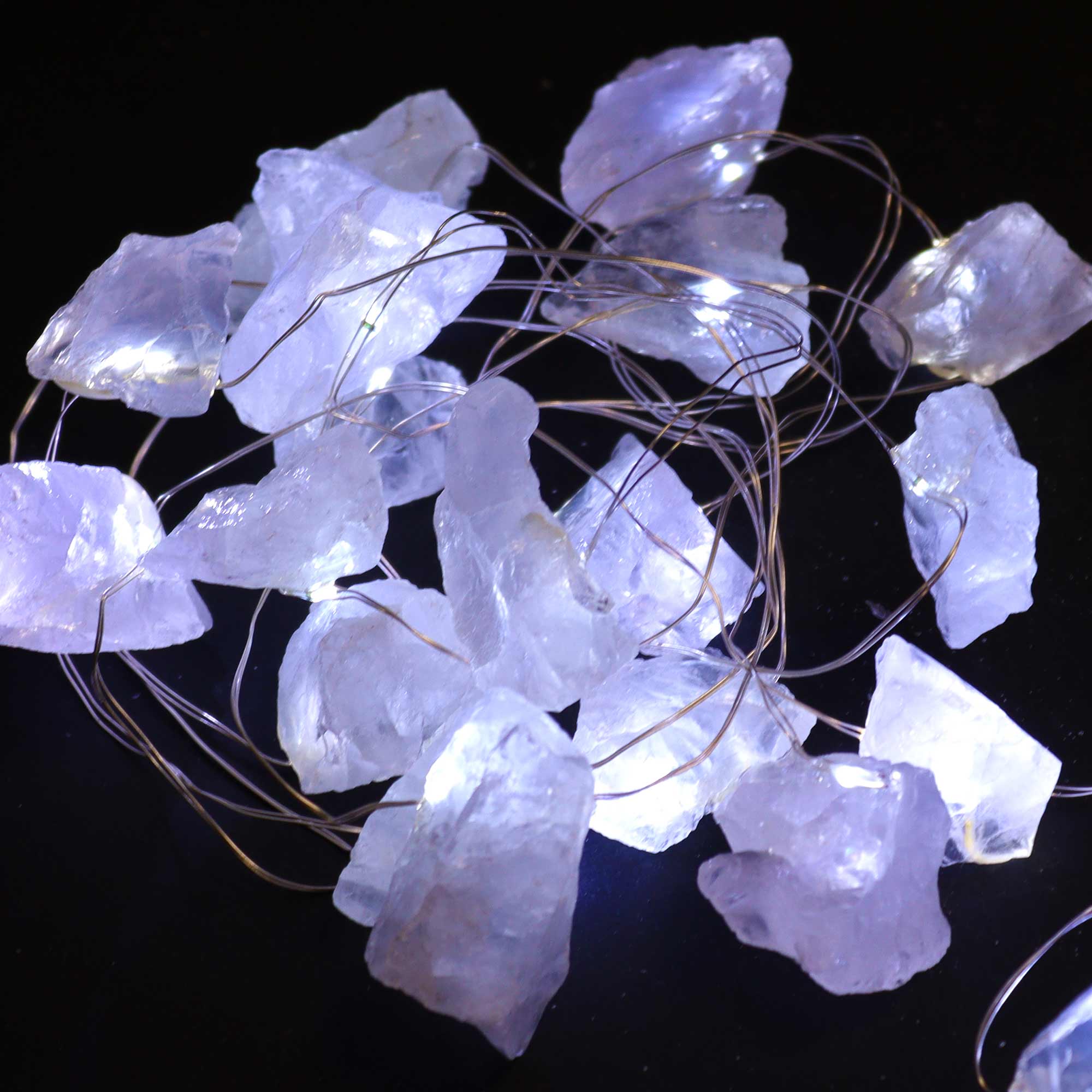 Guirnalda con LED y cuarzo de roca natural, piedras claras, cable flexible y luz cálida; funcionamiento a pilas- aporta calma