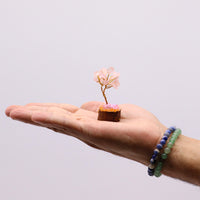 Cuarzo rosa: mini árbol de 15 piedras preciosas sobre base de madera, 10-15 cm de alto; ideal para altar, amor y armonía.