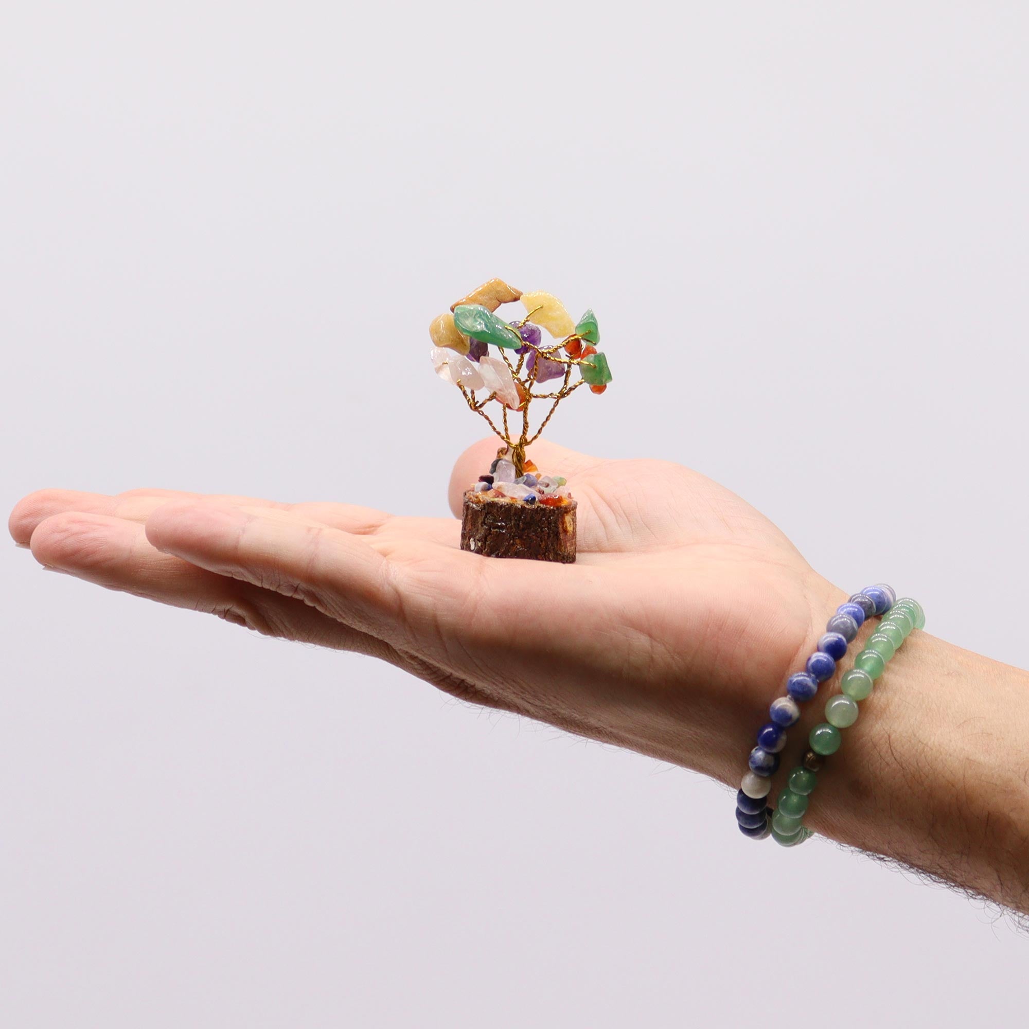 Árbol de piedras preciosas sobre base de madera y ramas de metal; 15 gemas de colores que aportan equilibrio y bienestar