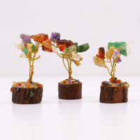 Árbol de piedras preciosas sobre base de madera y ramas de metal; 15 gemas de colores que aportan equilibrio y bienestar